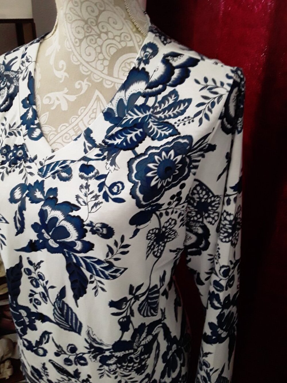 New Wiholl lovely blue and white floral soft V-neck top size L